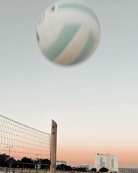 love volleyball so much, even better on the beach :) Love Volleyball, Beach Volleyball, Wallpapers Backgrounds, Hi Guys, The Sunset, Volleyball, The Beach, Wallpapers