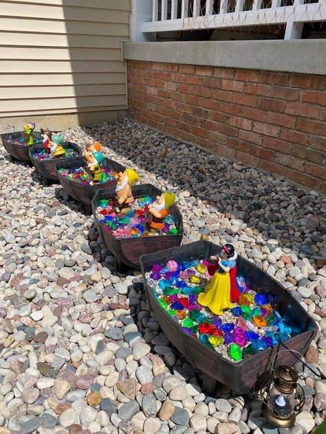 Outdoor Disney Decor, Disney Yard Ideas, Disney Fairy Garden Ideas, Disney Yard Decor, Disney Backyard Ideas, Disney Fairy Garden, Disney Landscaping, Mickey Garden, Disney Garden Ideas