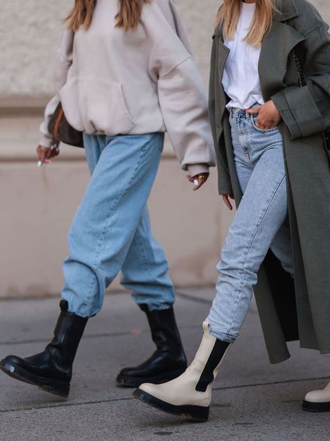 White Chunky Chelsea Boots Outfit, Chelsie Boots Outfits Style, White Chelsea Boots Outfit Winter, Mid Calf Chelsea Boots Outfit, Off White Chelsea Boots Outfit, White Steve Madden Boots Outfit, Bone Boots Outfits, Brown Lug Boots Outfit, Chelsie Boots Outfits