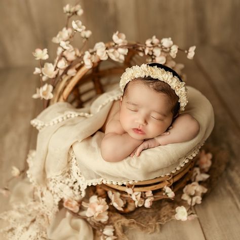 I think these colours are perfect for newborn babies. They are timeless and beautiful 😍 What do you think? Boho Newborn Photoshoot, Boho Baby Photoshoot, Photoshoot For Newborn, Newborn Photoshoot Theme, Newborn Theme, Foto Newborn, Baby Announcement Photos, Newborn Baby Photoshoot, Baby F