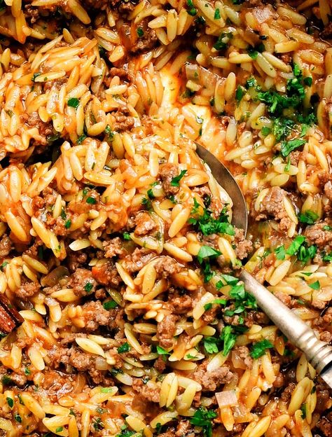 Ground Beef Orzo Ground Beef Risotto Recipes, Orzo Hamburger Recipes, Orzo Ground Beef, Manestra Recipe Greek, Orzo And Ground Beef Recipes, Beef And Orzo Recipes, Ground Beef And Orzo Recipe, Grits Meals, Ground Beef Orzo Recipes