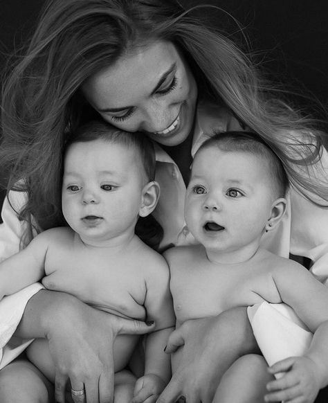 Serafina Falcone, Twisted Pride, Twin Pictures, Moms Photography, Camorra Chronicles, Cute Pregnancy Pictures, Twin Photography, Twin Photos, Newborn Family Photos