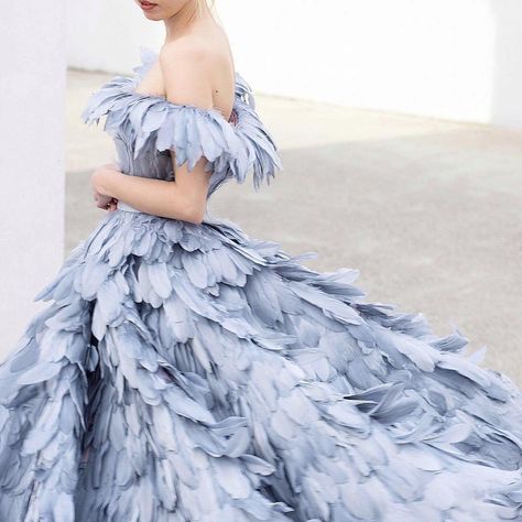 la femme dans l’art on Twitter: "feather gowns… " Mihano Momosa, Feather Gown, Couture Mode, Feather Dress, Gorgeous Gowns, Beautiful Gowns, Fancy Dresses, Dream Dress, Blue Dress