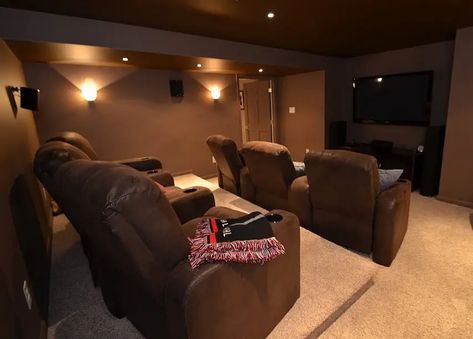 A simple home theater set-up with a neutral brown color scheme Brown Theater Room, Home Theater Basement, Media Room Seating, Small Home Theaters, Home Theater Room Design, Theater Rooms, Theater Room Design, Home Theater Decor, Theater Design