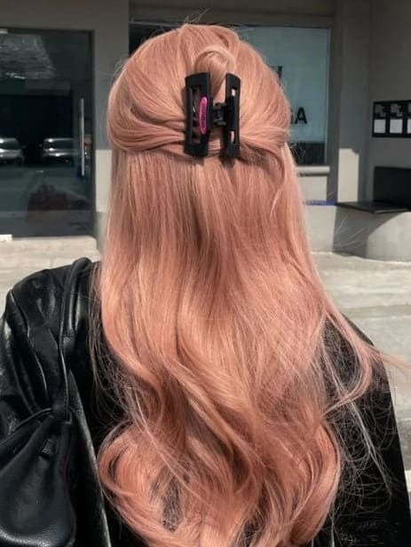 Korean spring hair color: peach blonde Korean Hair Colors, Salmon Hair, Pink Peach Hair, Light Pink Hair, Korean Hair Color, Hair Color Underneath, Peach Hair, Korean Hair, Spring Hair Color