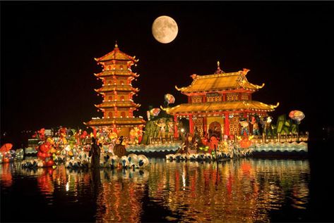 Mid-Autumn Festival 2016 falls on September 15th. The holiday lasts from September 15th to 17th. Due to the pleasant autumn weather this is a peak time for travel. Festivals In China, Holiday China, Forest Moon, Labor Day Holiday, Chinese Interior, Songkran Festival, Chinese Festival, Moon Festival, Autumn Lights