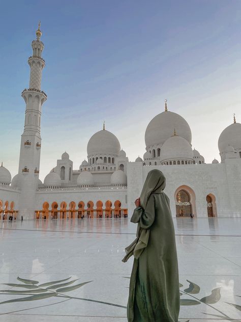 Sheikh Zayed Mosque, Zayed Mosque, Beautiful Mosque, Dubai Aesthetic, Holiday Travel Destinations, Summer Picture Poses, Malaysia Travel, Sheikh Zayed, Beautiful Mosques