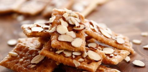 Almond Crackers Recipe, Almond Crackers, Food Network Recipes Pioneer Woman, Ree Drummond Recipes, Club Crackers, Butter Crackers, Crackers Recipe, Pioneer Woman Recipes, Cracker Recipes