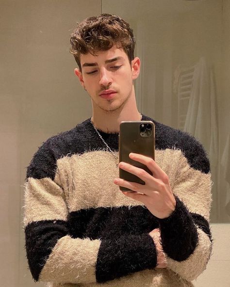 Mirror Selfie Poses, Foto Poses, Tumblr Boys, Photography Poses For Men, Soft Grunge, Poses For Men, Selfie Poses, Photoshoot Poses, Photo Inspiration