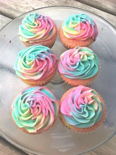 Vanilla Tie Dye Cupcakes! Tie Dye Buttercream Frosting, Tie Dye Frosting How To Make, The Dye Cupcakes, Tie Dye Food Ideas, Tie Dye Cupcakes Frosting, Pastel Rainbow Cupcakes, Cupcake Aesthetic, Cop Cake, Tie Dye Cupcakes