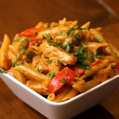 One-Pot Chicken Fajita Pasta One Pot Chicken Fajita Pasta, Chicken Fajita Pasta Recipe, Fajita Pasta Recipe, Fajita Pasta, Chicken Fajita Pasta, Proper Tasty, Resep Pasta, Pasta Night, Chicken Fajita