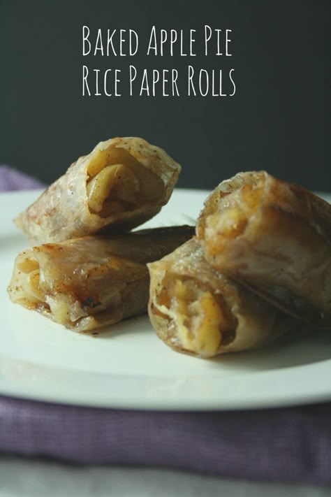 Baked Apple Pie Rice Paper Rolls Rice Paper Sweet Recipes, Apple Pie Rice Paper Rolls, Koreansk Mad, Oven Baked Apple, Rice Paper Recipes, Beach Wraps, Vegan Apple Pie, Baked Desserts, Recipe Paper