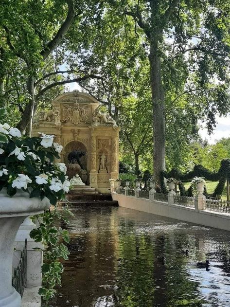 Paris Garden Aesthetic, Alessia Core, Luxembourg Aesthetic, Paris Core, Emily In Paris Aesthetic, Parsons Paris, Parisian Garden, Paris Photo Ideas, Paris Bucket List