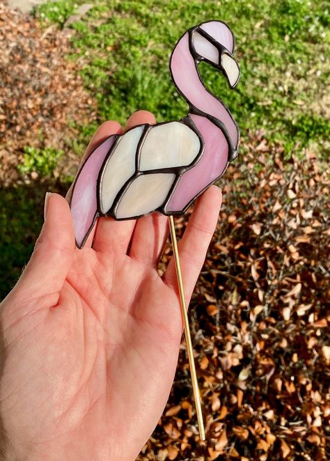 Flamingo Yard Art, Stained Glass Garden, Stained Glass Gifts, L'art Du Vitrail, Stained Glass Patterns Free, Mosaic Stained, Stained Glass Birds, Stained Glass Decor, Stained Glass Ornaments