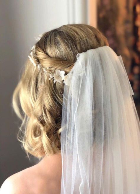 Wedding Hairstyles For Short Hair, Cute Wedding Hairstyles, Short Bridal Hair, Bob Wedding Hairstyles, Short Bride, Short Hair Bride, Kiss The Bride, Bridal Hair Veil, Short Veil