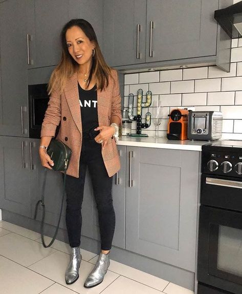 Abi wearing a blazer, tee, jeans and booties | 40plusstyle.com Indoor Concert Outfit, Best Concert Outfits, Concert Outfits Winter, Concert Outfit Night, Pop Concert Outfit, Outdoor Concert Outfit, Casual Look For Women, To Dress, Wear To A Concert