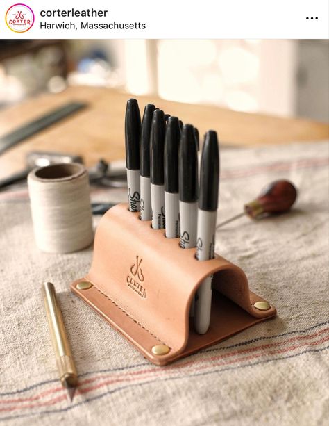 Leather Pen Holder, Leather Working Projects, Diy Leather Projects, Leather Wallet Pattern, Diy Leather Bag, Leather Diy Crafts, Leather Workshop, Leather Carving, Leather Card Wallet