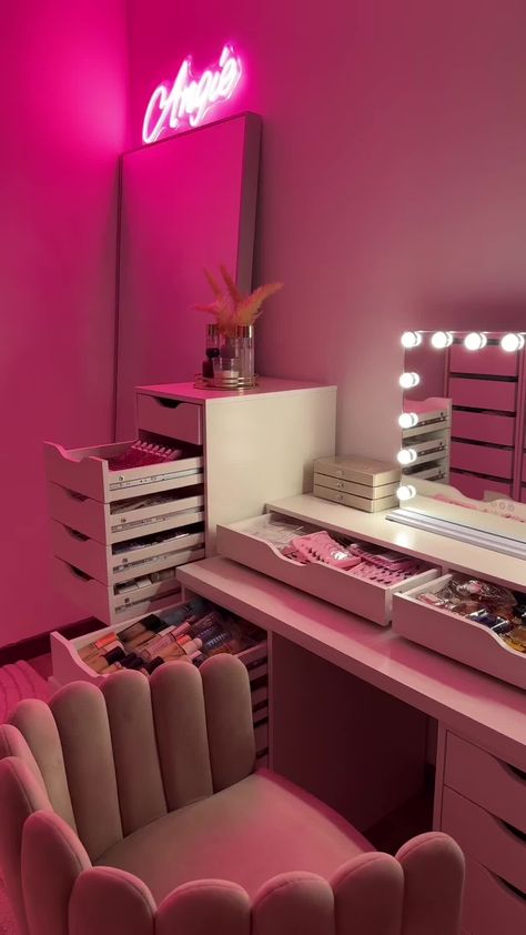 Organized Drawers, Vanity With Drawers, Dream Setup, Perfectly Organized, Make Up Desk Vanity, Vanity Organization, Bedroom Vanity, My Beauty, Pink Bedroom