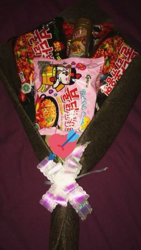 Buldak Ramen Bouquet, Buldak Bouquet, Ramen Bouquet, Bouquet Of Snacks, Snack Bouquet Ideas, How To Make Noodles, Ramen Gifts, Snack Bouquet, Disney Themed Food