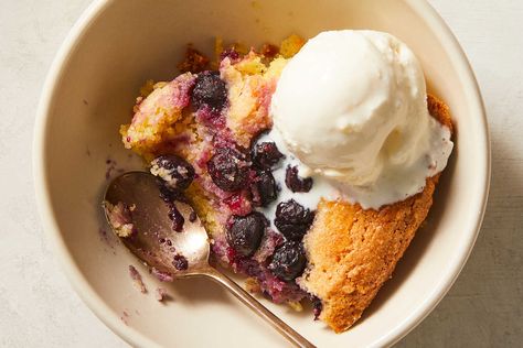 Cinnamon Cornbread, Cornbread Cobbler, Easy Blueberry Cobbler, Spoon Cake, Blueberry Cobbler Recipes, Blueberry Dump Cakes, Fluffy Biscuits, Blackberry Cobbler, Dessert Simple