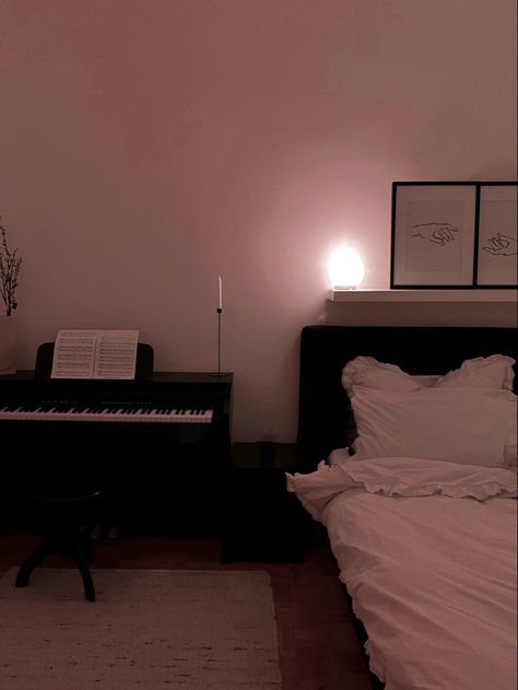 Aesthetic Piano Room, Piano In Bedroom Aesthetic, Piano In Bedroom, Bedroom With Piano, Apartment Piano, Piano Bedroom, Piano Corner, Vibey Rooms, Bedroom Black And White