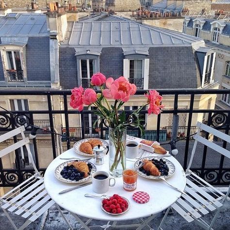 Start your sunny summer day with a coffee on your dreamy balcony. In this way, you will have a great morning and you will enjoy your day more. So here are eight inspiring balcony that will make you re Parisian Balcony, Paris Balcony, Breakfast With A View, French Balcony, Coffee Breakfast, Breakfast Table, Balcony Design, Breakfast In Bed, Sunday Brunch