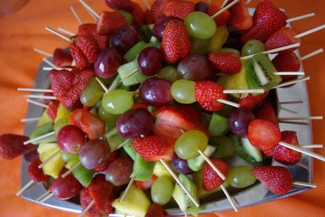 Skewered fruit makes for elegant, light and healthy party finger food. Reception Finger Foods, Fruit Platter Ideas Wedding, Finger Food Wedding Reception, Prom Food, Baby Shower Finger Foods, Party Food For Adults, Fruit Appetizers, Fruit Skewers, Fruit Kabobs