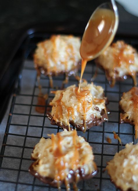 Salted caramel coconut macaroons Salted Caramel Coconut Macaroons, Caramel Coconut Macaroons, Caramel Macaroons, Salted Caramel Macaroons, Cookies And Cups, Caramel Coconut, Coconut Caramel, Coconut Macaroons, Yummy Sweets