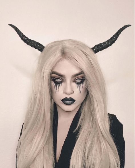 Baphomet Costume Woman, Plus Size Demon Costume, Halloween Devil Make Up, Gothic Devil Makeup, Satanic Costume, Succubus Cosplay Ideas, Glam Demon Makeup, Easy Demon Costume, Devil Inspired Makeup