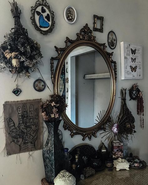 Home Decor Ideas Paint, Goth Room, Home Decor Apartment, Gothic Room, Dark Home Decor, Goth Home, Goth Home Decor, Dark Home, Goth Decor