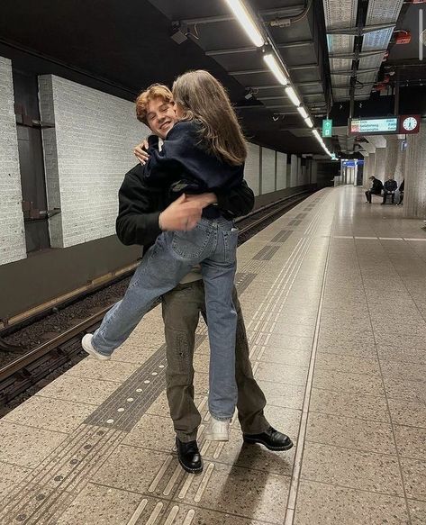 couple at the subway station Jack Rose, The Love Club, Cute Couples Photos, Boyfriend Goals, Relationship Goals Pictures, Photo Couple, Cute Relationship Goals, Teenage Dream, Paros