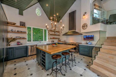 Think of all the amazing dinner parties you could host with this kitchen. Malibu House, Malibu Mansion, Malibu Home, Elsa Pataky, Farmhouse Style Kitchen, Celebrity Houses, Chris Hemsworth, Kitchen Styling, Architectural Digest