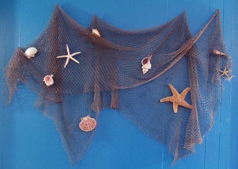 Fisherman Net Decoration | Fish net hung on blue wall decorated with seashells and starfish. Fishing Net Wall Decor, Fish Net Decor, Nautical Bathroom Decor, Beach Theme Bathroom, Beach Room, Sea Decor, Nautical Bathrooms, Sea Shell Decor, Fish Net