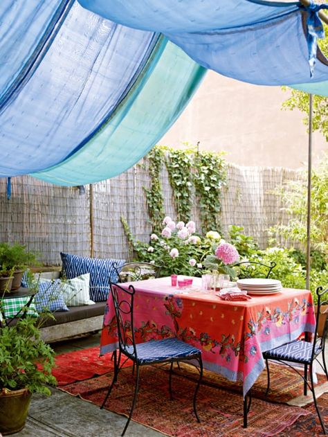 58 Amazing bright and colorful outdoor living spaces Colorful Backyard Ideas, Rustic Outdoor Decor, Pergola Diy, Backyard Shade, Moroccan Home Decor, Backyard Canopy, Boho Patio, Diy Canopy, Patio Curtains