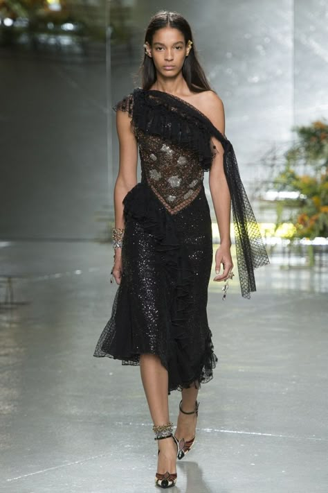 Rodarte Spring 2017 Ready-to-Wear collection, runway looks, beauty, models, and reviews. Rodarte Black Dress, Flamenco Dress, Catwalk Fashion, Outfit Look, Looks Style, Spring 2017, Fashion 2017, Beautiful Gowns, Couture Dresses