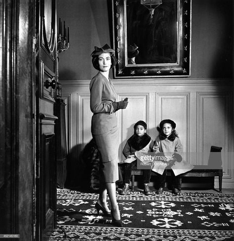 News Photo : Helene Rochas and her children, 1951 in Paris,... Robert Doisneau, Old Photos, Mermaid Formal Dress, Paris France, Style Icons, Getty Images, High Resolution, Historical Figures, Resolution