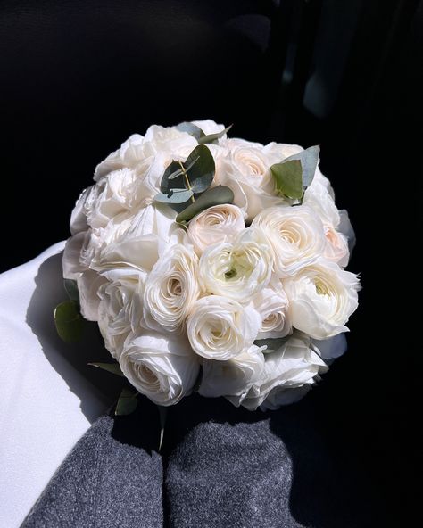 White Ranunculus Bouquet, Ranunculus Wedding Bouquet, Ranunculus Wedding, Ranunculus Bouquet, Bouquet For Wedding, White Ranunculus, Bride Bouquet, White Bride, Wedding Vibes