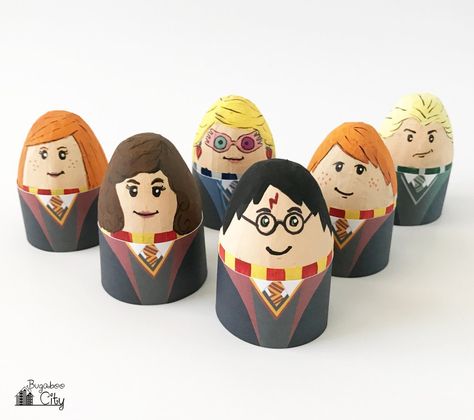 Create awesome Harry Potter Easter Eggs this Easter with these free printable Easter egg holders for 12 of your favorite characters. You can use these holders for actual eggs, or decorate wooden or… Harry Potter Easter Eggs, Egg Competition Ideas, Easter Egg Competition Ideas, Cool Easter Eggs, Easter Egg Ideas, Egg Decorating Ideas, Easter Egg Holder, Harry Potter Printables, Egg Holders