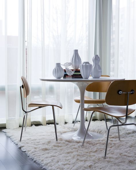 Saarinen Tulip Table and Eames DCM Chairs « The Mid-Century Modernist Eero Saarinen Tulip Table, Saarinen Tulip Table, Saarinen Table, Tulip Dining Table, Tulip Table, Eames Chairs, Dining Room Inspiration, Design Del Prodotto, Dining Room Design