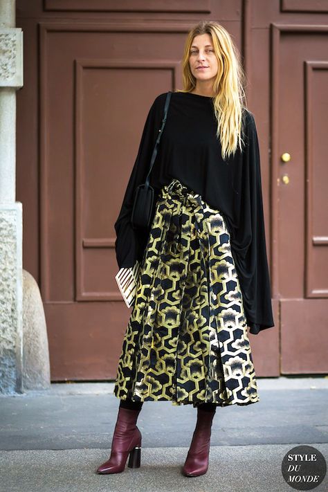 A Festive Fashion-Forward Look For The Holidays | Le Fashion | Bloglovin’ Ada Kokosar, Feminine Girl, Streetstyle Photography, Skirt Model, Street Style 2017, Slouchy Sweater, Elegant Office, Trendy Skirts, Hair Blonde