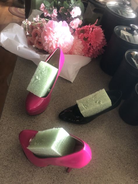 How to do shoe arrangements Heel Centerpiece Ideas, Shoe Flower Arrangement, Boujee Shoes, Fundraiser Decorations, Shoe Centerpieces, Easy Flower Arrangements Diy, Quinceanera Heels, Fake Flower Arrangements Diy, Shoe Planter