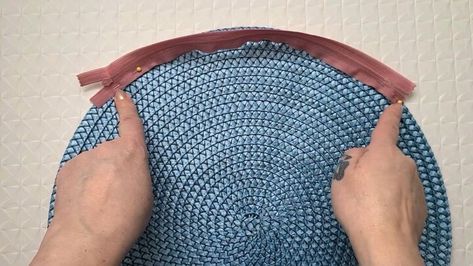 Placemat Purse Diy, Clutch Purse Tutorial, Diy Clutch Purse, Clutch Bag Tutorial, Diy Clutch Bag, Clutch Sewing, Straw Placemats, Homemade Items, Kids Purse