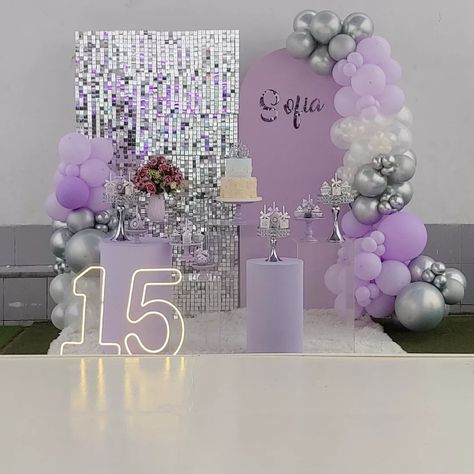 Wallpaper In Home, 15th Birthday Decorations, Lila Party, Rock Wallpaper, Birthday Decoration Ideas, Sweet 15 Party Ideas, Sweet 16 Party Decorations, Sweet 17, Simple Birthday Decorations