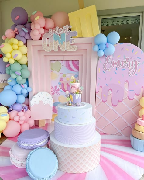 Emery’s Sweet One 🍭🍦🍬🍰 Cake @dandysweettreats Grazing table @boardsbynat #sweetonetheme #sweetonebirthday #sweetonethemedbirthday #sweetonethemedparty #sweetonethemecake #sweetonebackdrop #sweetoneballoons #sweetoneballoongarland #sweetonebirthdayparty #sweetonebirthdaydecor #sweetonedecoration #icecream #icecreamtheme Candyland Theme Dessert Table, Two Sweet Cake Ideas, Candyland Cake Ideas, Sweets Birthday Party Theme, Too Sweet Birthday, Two Sweet Birthday Cake, Sweets Birthday Party, Sweet One Cake, Party Food Ideas Kids