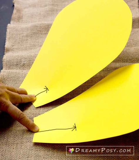 Giant paper flowers, step by step tutorial and templates Giant Paper Flower Tutorial, Big Paper Flowers, Giant Flowers Diy, Giant Paper Flowers Diy, Giant Paper Flowers Template, Flower Petal Template, Easy Paper Flowers, Paper Wall Hanging, Paper Flower Decor