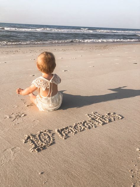 Baby Girl Photoshooting At Beach, Beach Milestone Picture, Mom Baby Beach Pictures, Beach Milestone Picture Ideas, Cake Smash On Beach, Family Photo Shoot Beach Baby, May Photoshoot Ideas Baby, Baby Girl Photoshooting Ideas Beach, Mommy And Baby Beach Pictures