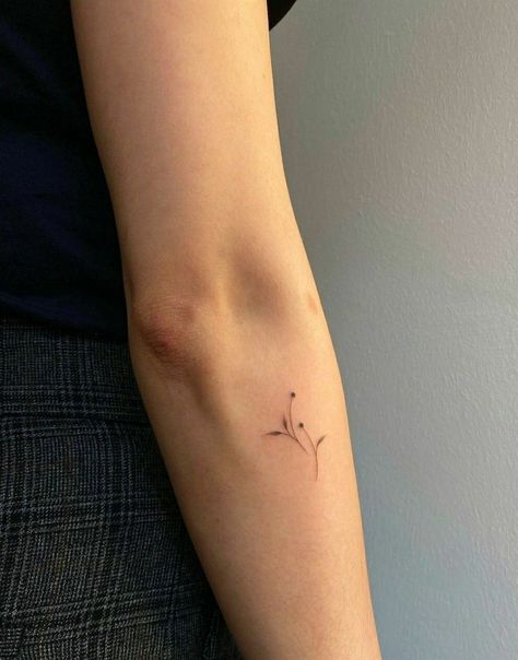 Aesthetic Tattoo Ideas, Simple Arm Tattoos, 20 Aesthetic, Petit Tattoo, Circle Tattoo, Anklet Tattoos, Elbow Tattoos, Tasteful Tattoos, Petite Tattoos