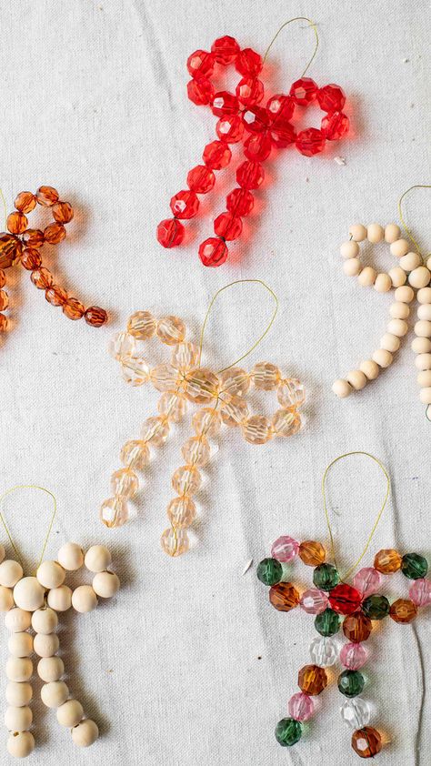 Instagram • Chats Christmas Bobbles Diy, Diy Bead Bow Ornaments, Alphabet Ornaments Diy, Diy Wood Garland, Bead Bow Ornament, Diy Christmas Bead Garland, New Years Accessories, Cute Beading Ideas, Glass Bead Ornaments Diy