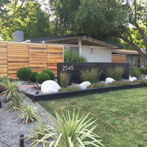 Mid Century Modern Front Yard, Modern Landscaping Front Yard, Mid Century Landscaping, Cliff May, Modern Front Yard, Architectural History, Front Yard Design, Home Exterior Makeover, Front Landscaping