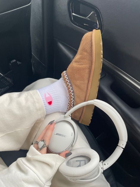 Winter Roadtrip Outfit, Uggs Headphones, Bose Headphones Outfit, Instagram Story Car, Winter 2022 Trends, Roadtrip Outfit, Headphones Bose, Headphone Aesthetic, Headphone Outfit